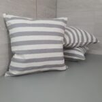 Katari todo para decoración de tu hogar. Cojín decorativo de loneta española diseño (rayas navy).