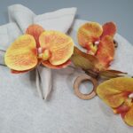 Katari todo para decoración de mesa. Servilletero con orquídea amarilla decorativa, diseño (floral)