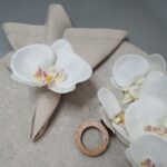 Katari todo para decoración de mesa. Servilletero con orquídea blanca decorativa, diseño (floral)